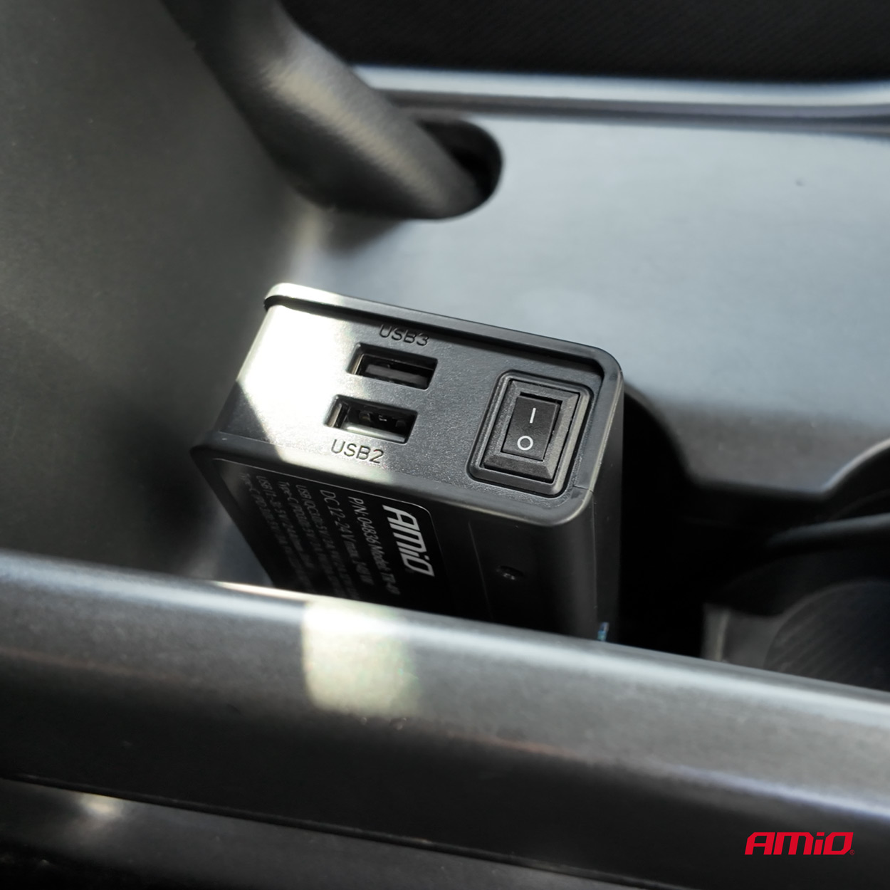 Savukkeensytytinpistorasian haaroitin ja laturi, 3 × USB-A, USB-C, QC3.0 PD3.0, 148 W, AMIO-04836